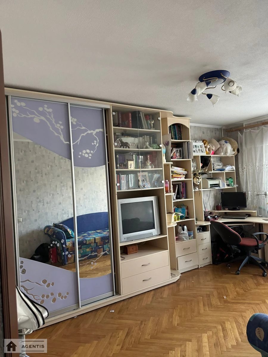 Сдам квартиру 3 комнаты, 69 m², 4 эт./9 этажей. 39, Володимира Івасюка просп. (Героїв Сталінграда), Киев. 