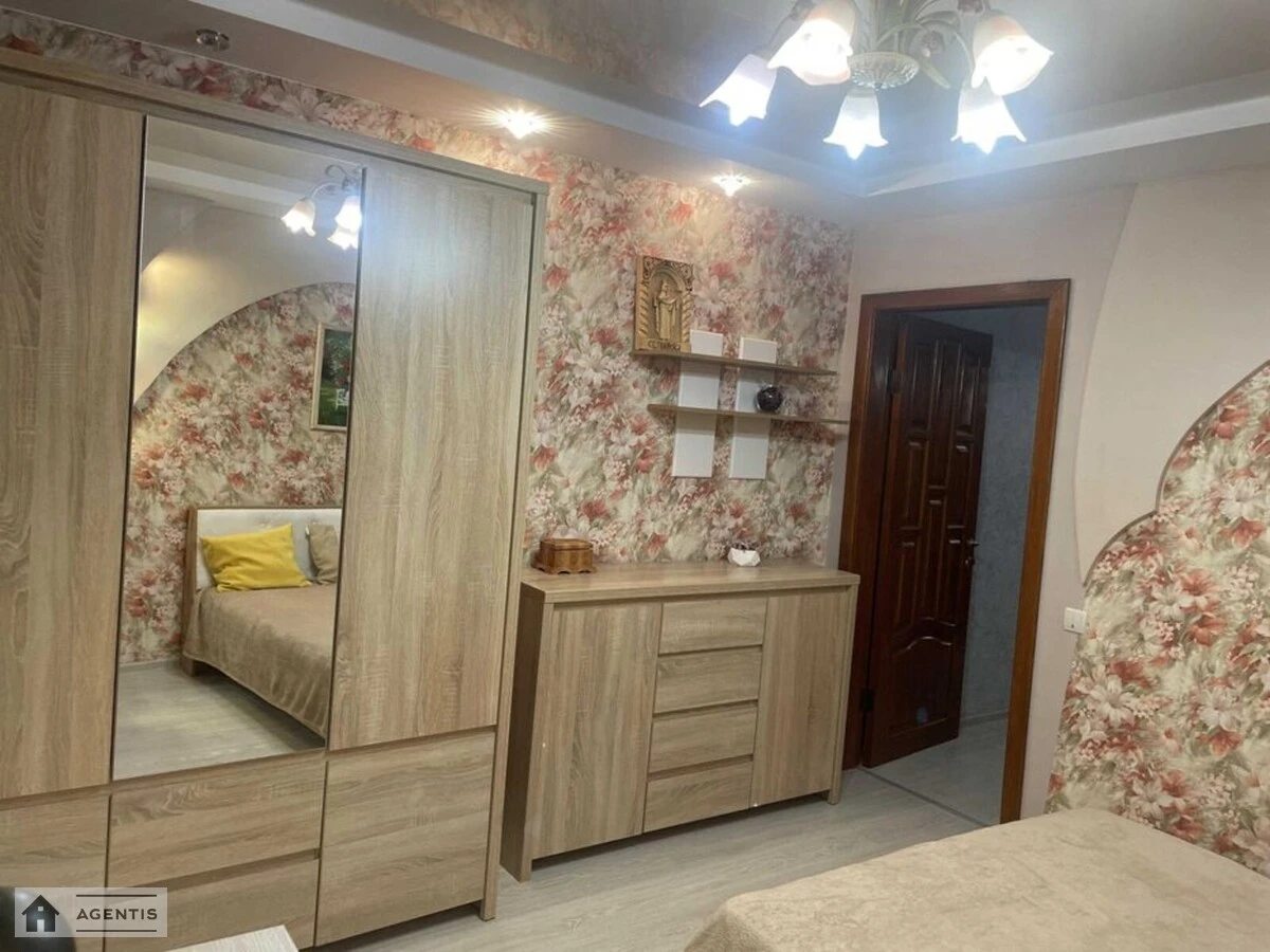 Сдам квартиру 2 комнаты, 64 m², 3 эт./10 этажей. Яблоневая, Киев. 