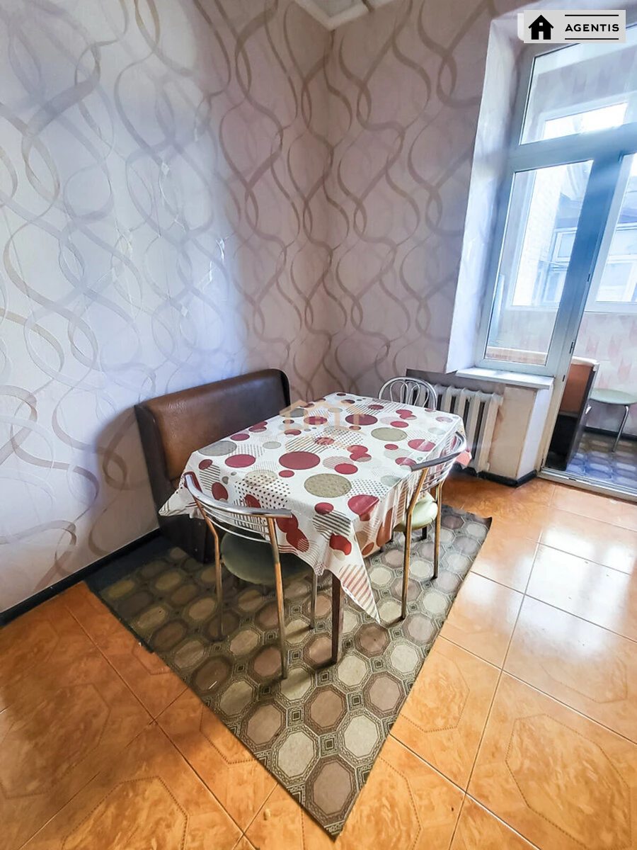 Apartment for rent 3 rooms, 81 m², 4th fl./4 floors. 18, Prorizna 18, Kyiv. 