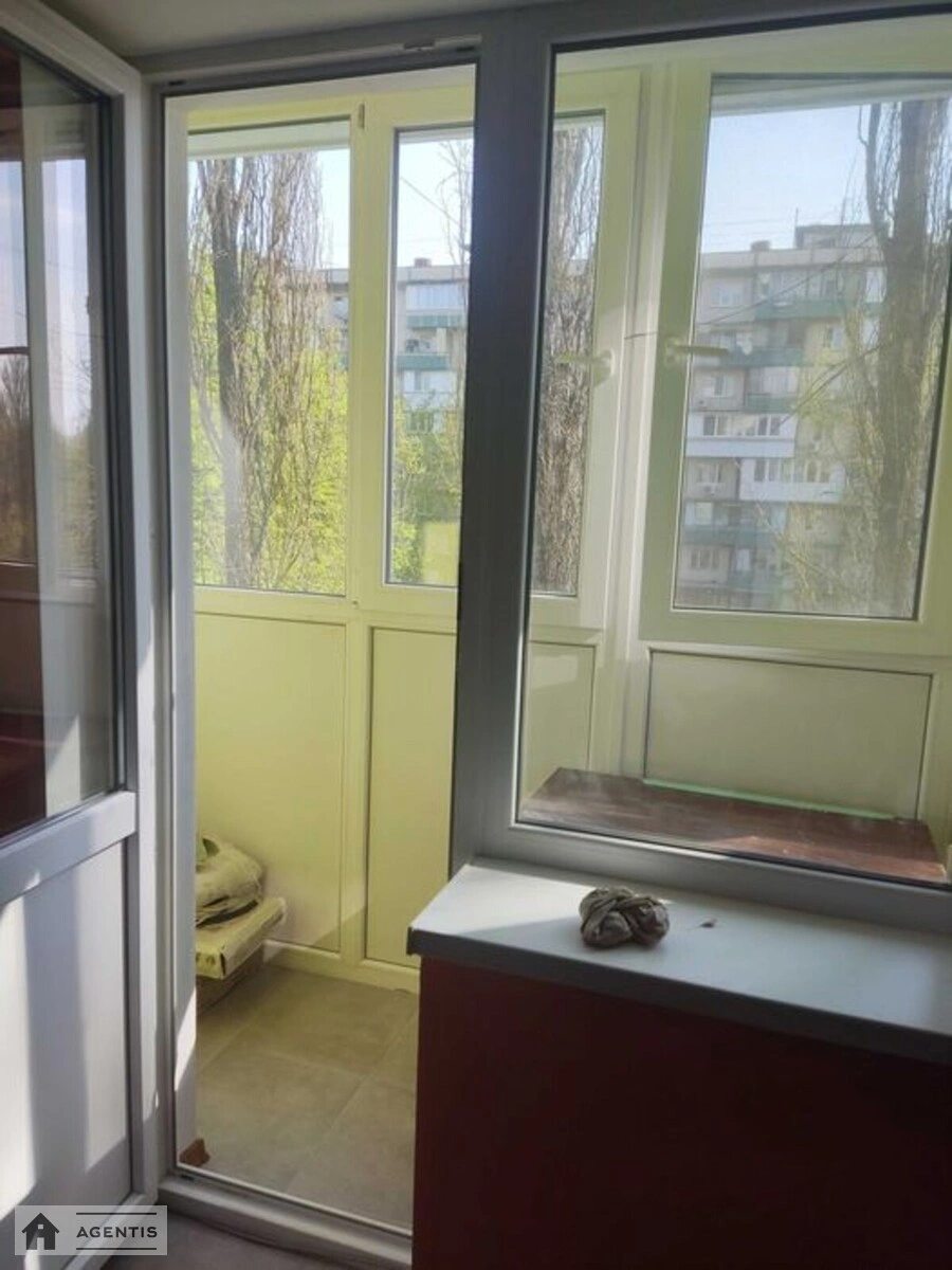 Apartment for rent 1 room, 24 m², 5th fl./9 floors. Zhulya Verna bulv. Romena Rollana, Kyiv. 