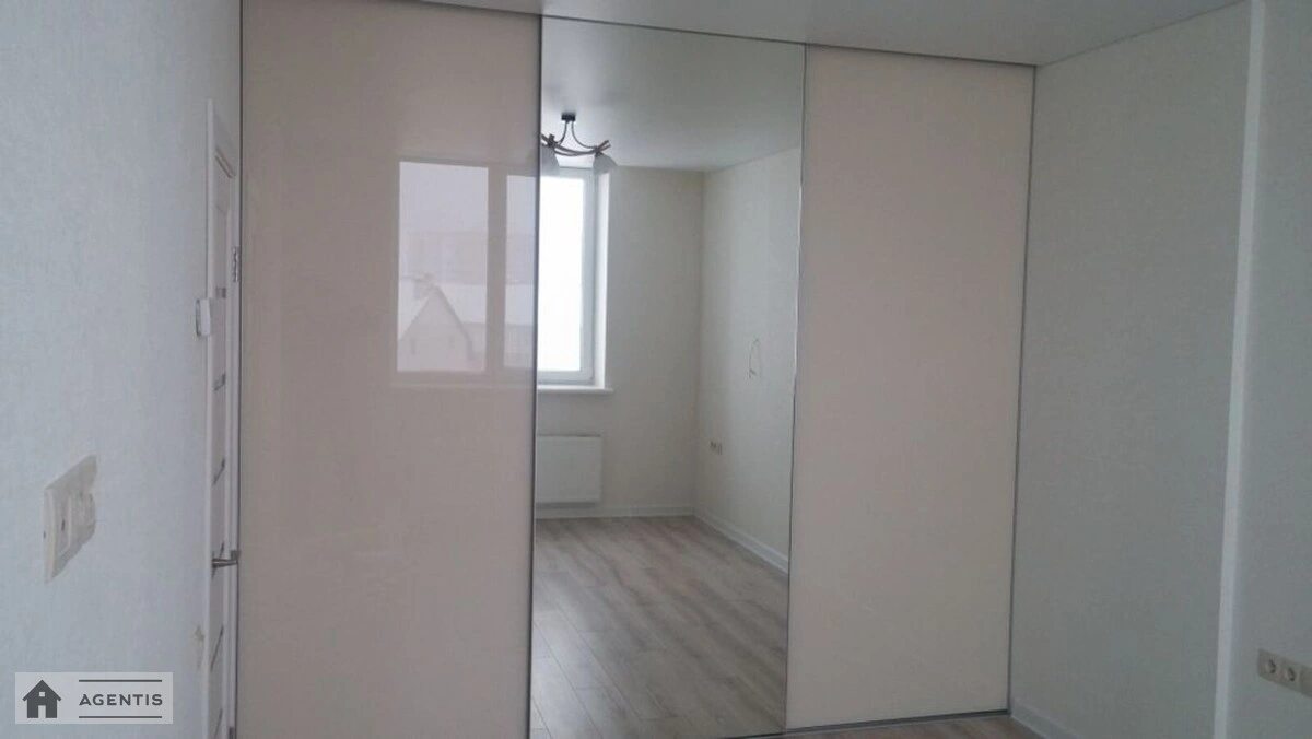 Сдам квартиру 1 комната, 39 m², 7 эт./10 этажей. 1, Львовская 1, Киев. 