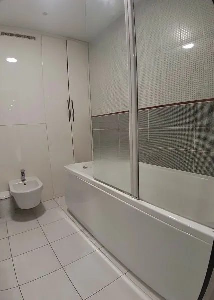 Сдам квартиру 2 комнаты, 75 m², 2 эт./26 этажей. 41, Верховинная 41, Киев. 