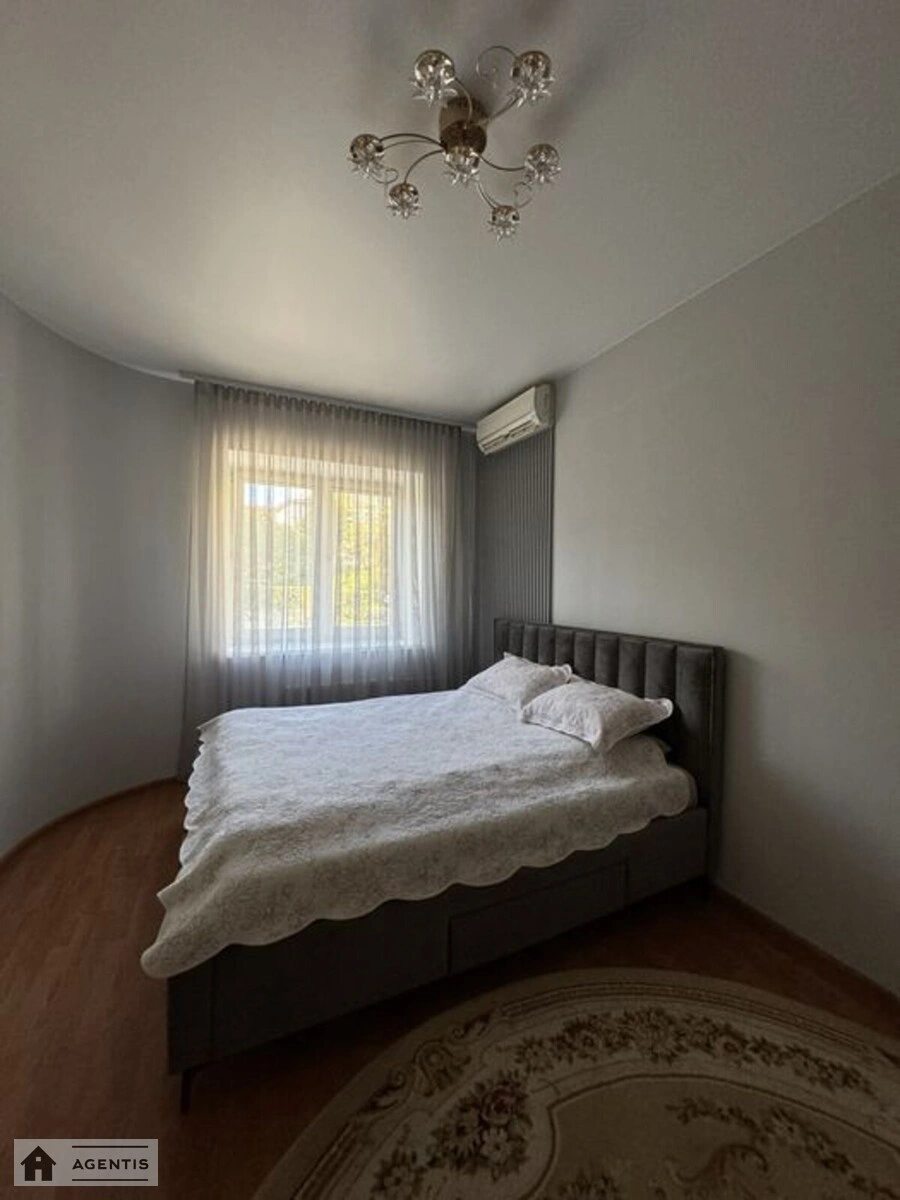 Сдам квартиру 2 комнаты, 63 m², 1 эт./16 этажей. 16, Валерія Лобановського просп. (Червонозоряний), Киев. 