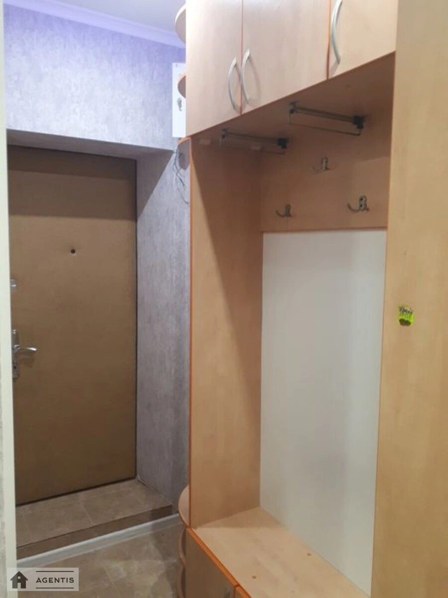 Сдам квартиру 1 комната, 32 m², 3 эт./5 этажей. 16, Соборності просп. (Воззєднання), Киев. 