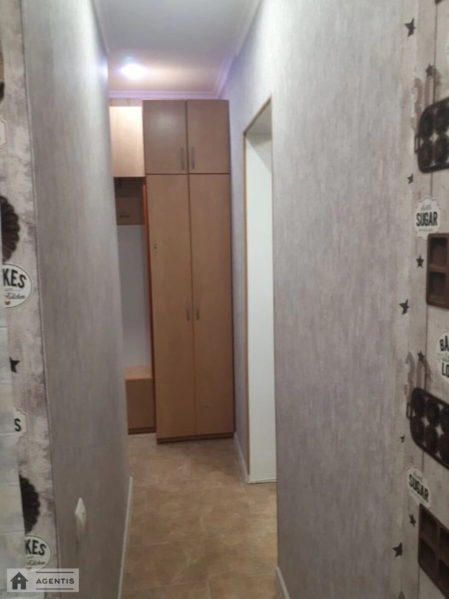 Сдам квартиру 1 комната, 32 m², 3 эт./5 этажей. 16, Соборності просп. (Воззєднання), Киев. 