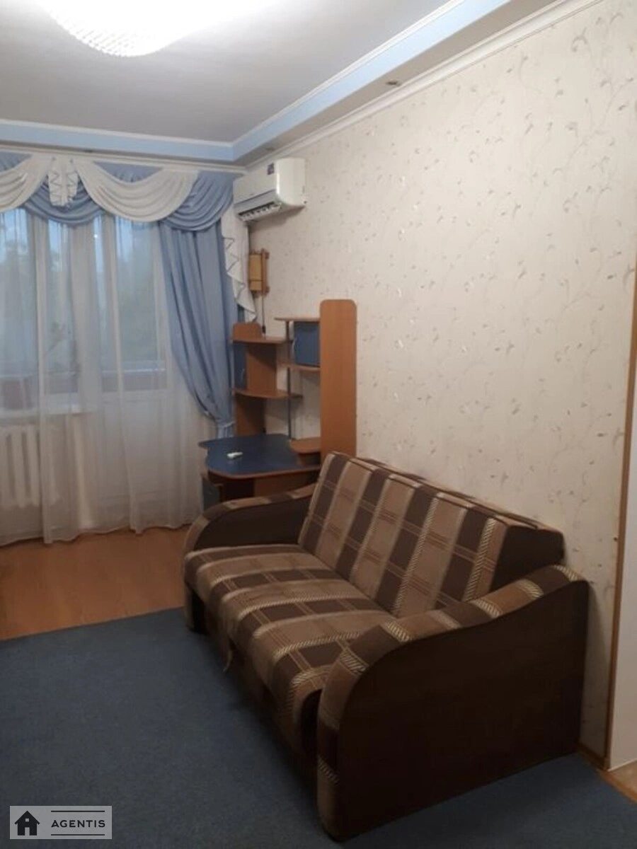 Сдам квартиру 1 комната, 32 m², 3 эт./5 этажей. 16, Соборності просп. (Воззєднання), Киев. 