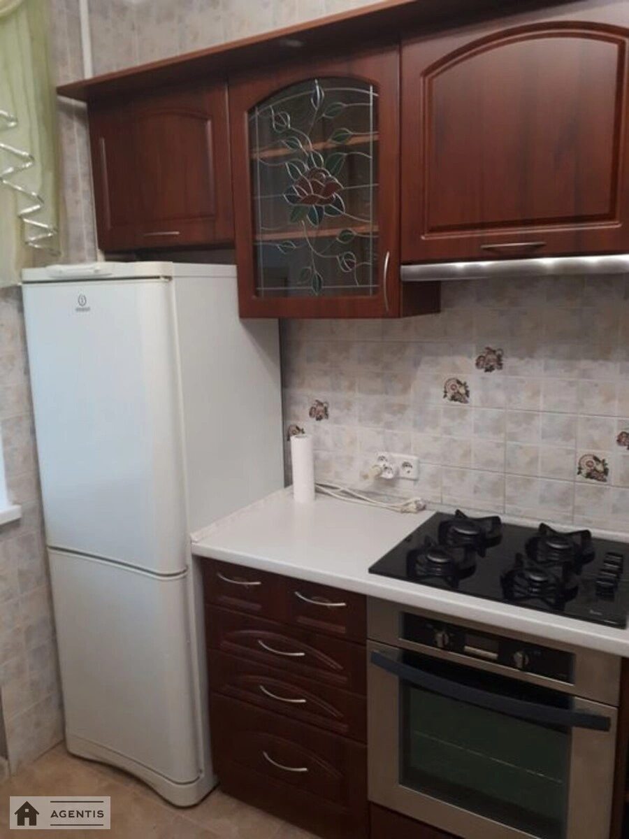 Apartment for rent 1 room, 32 m², 3rd fl./5 floors. 16, Sobornosti prosp. Vozzyednannya, Kyiv. 