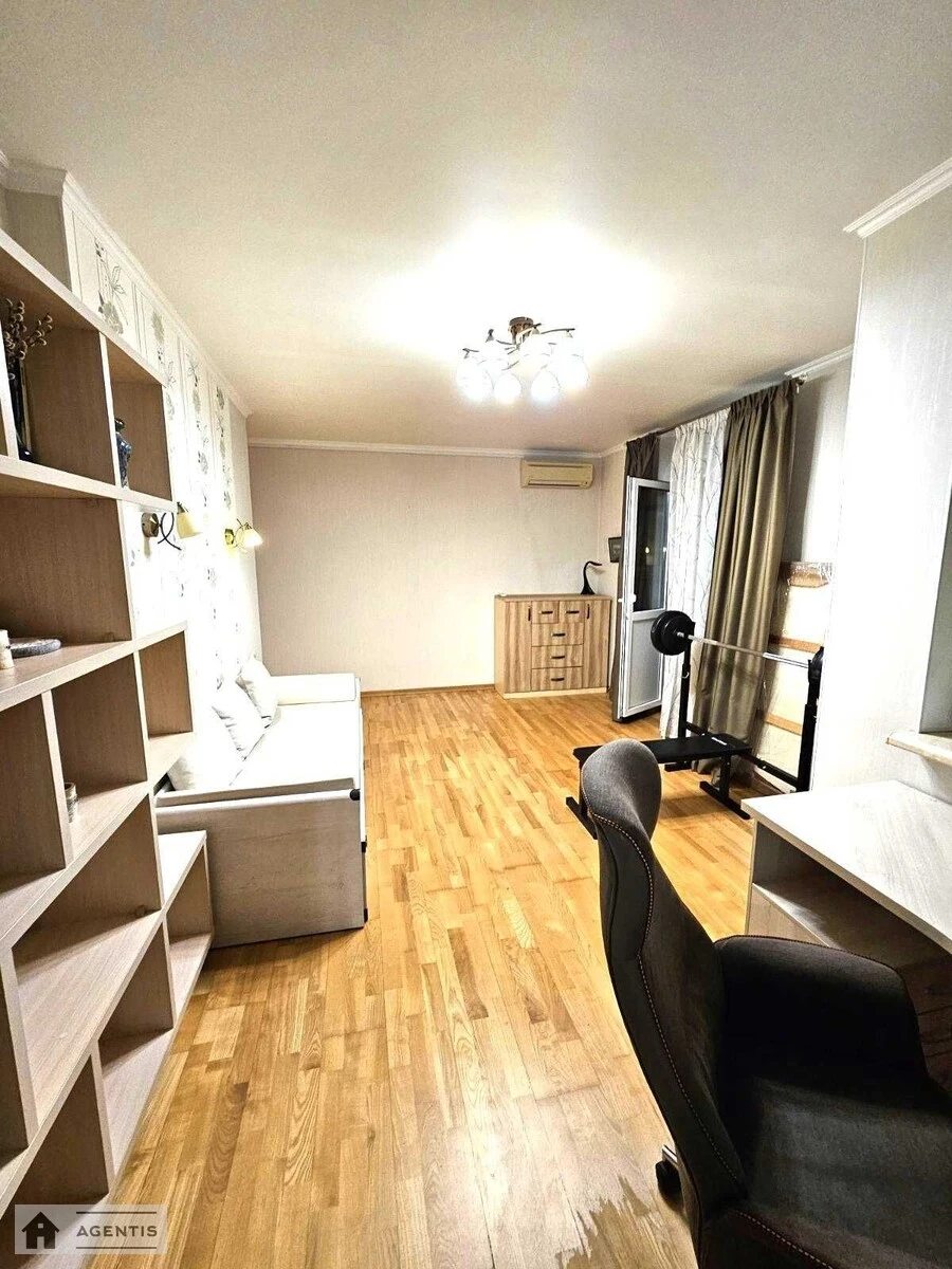 Сдам квартиру 2 комнаты, 70 m², 13 эт./20 этажей. 5, Степана Рудницького вул., Киев. 