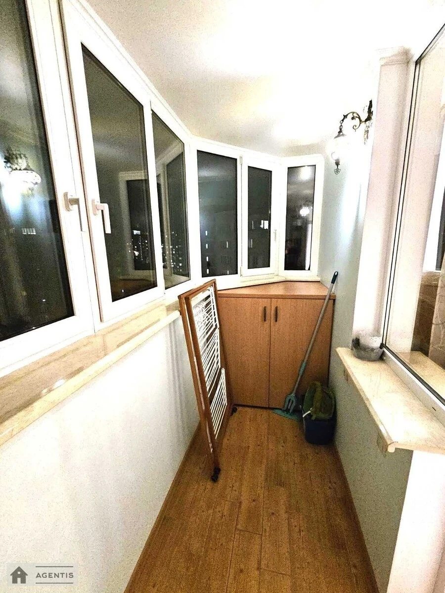 Сдам квартиру 2 комнаты, 70 m², 13 эт./20 этажей. 5, Степана Рудницького вул., Киев. 