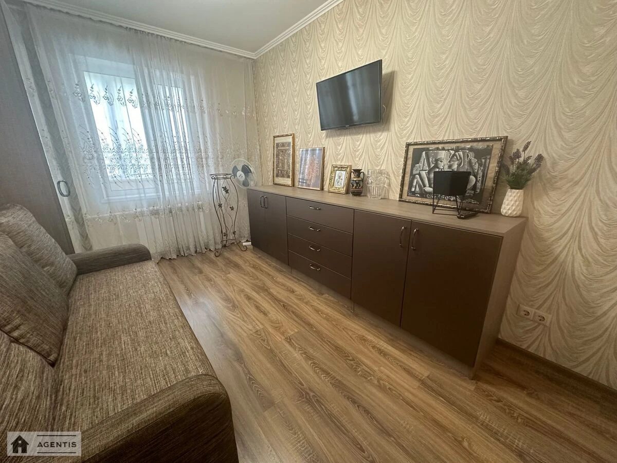 Сдам квартиру 2 комнаты, 51 m², 4 эт./10 этажей. 42, Драгоманова 42, Киев. 