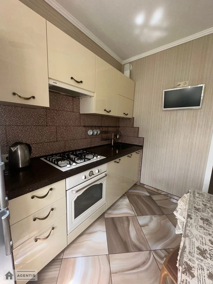 Сдам квартиру 2 комнаты, 51 m², 4 эт./10 этажей. 42, Драгоманова 42, Киев. 