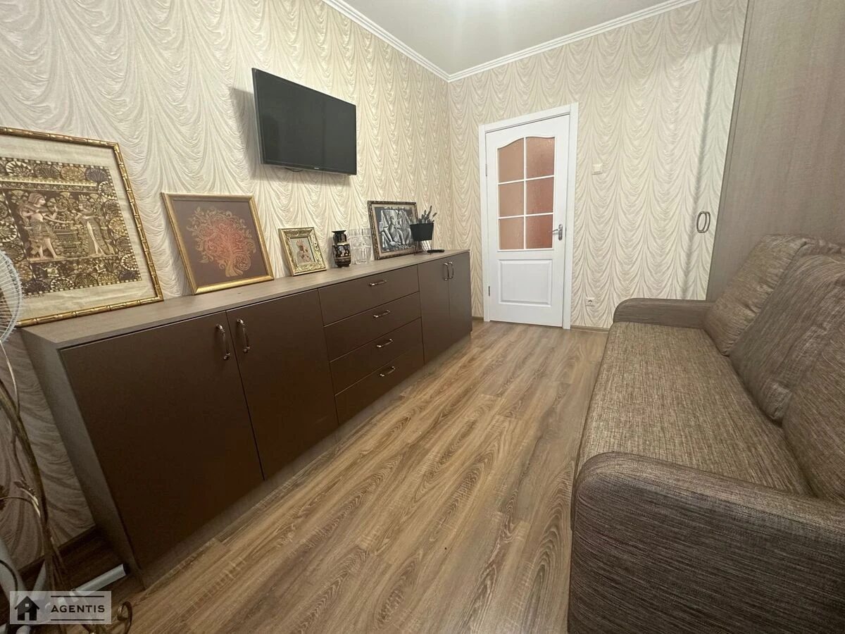 Сдам квартиру 2 комнаты, 51 m², 4 эт./10 этажей. 42, Драгоманова 42, Киев. 