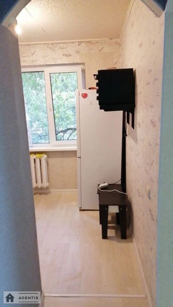 Здам квартиру 1 кімната, 33 m², 1 пов./5 поверхів. 13, Миколи Василенка вул., Київ. 