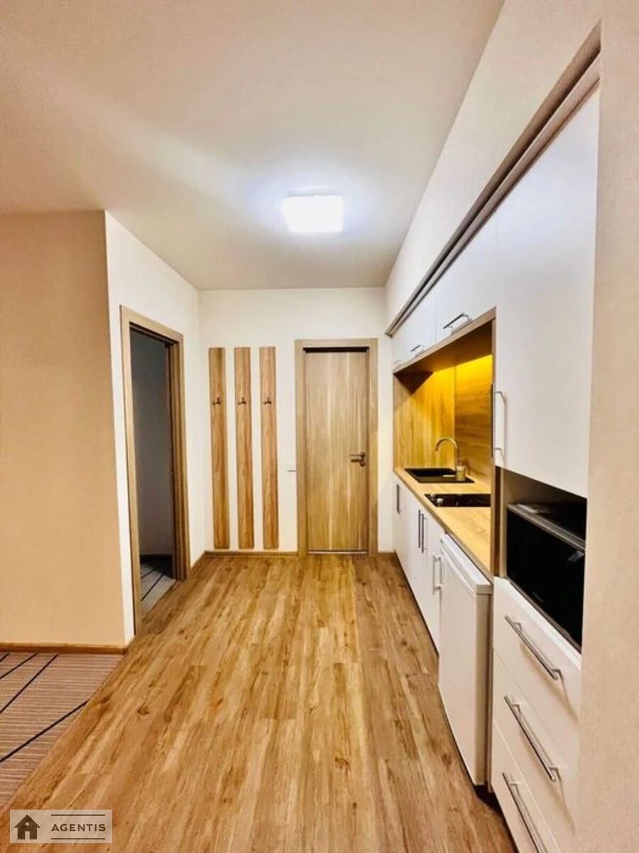 Сдам квартиру 2 комнаты, 35 m², 2 эт./4 этажа. Подольский район, Киев. 