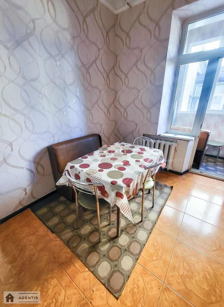 Apartment for rent 3 rooms, 81 m², 4th fl./4 floors. Prorizna, Kyiv. 