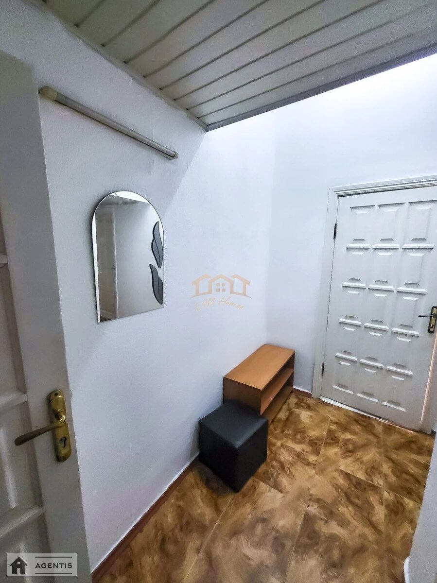 Apartment for rent 3 rooms, 81 m², 4th fl./4 floors. Prorizna, Kyiv. 