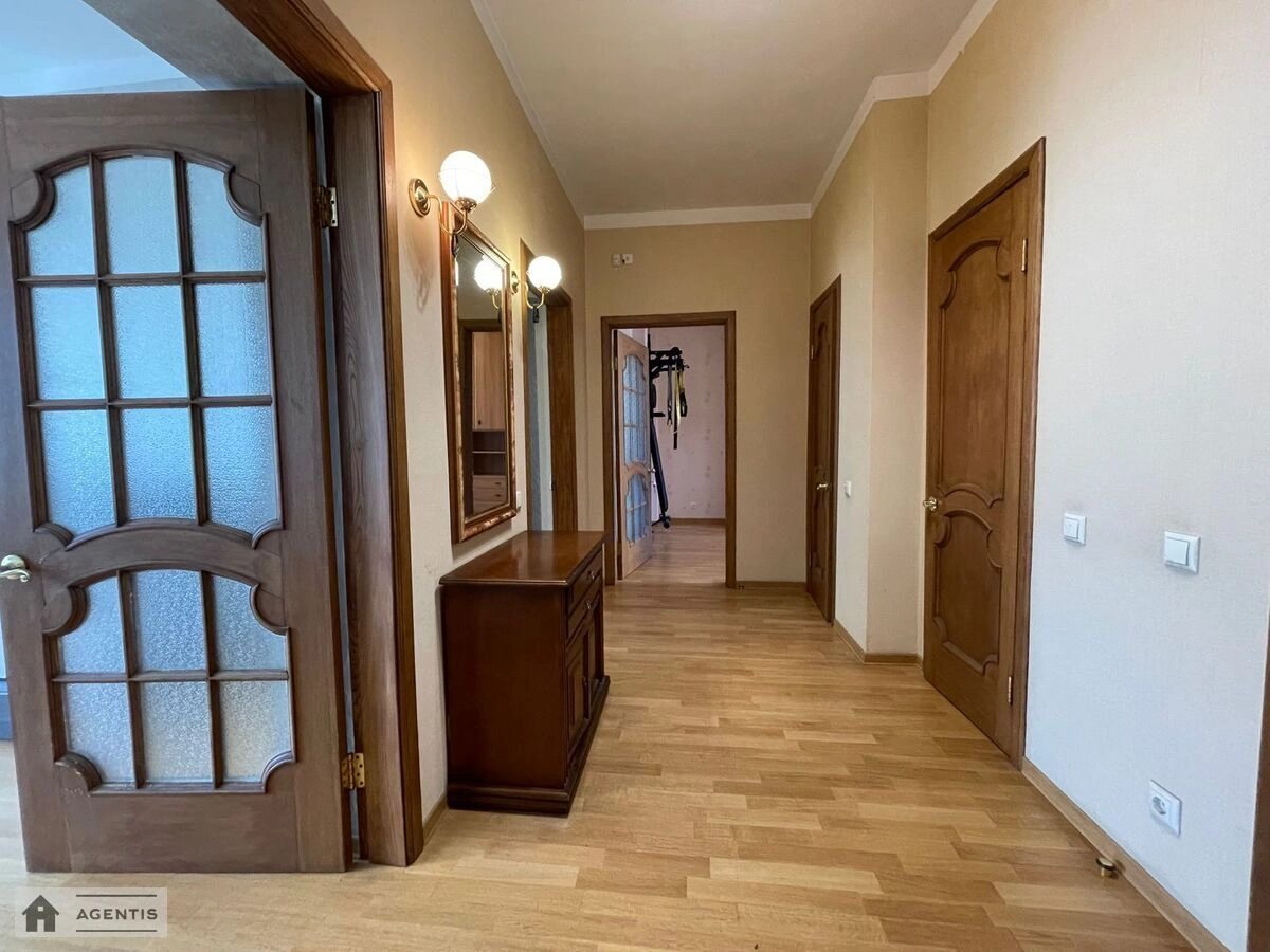 Здам квартиру 3 кімнати, 90 m², 3 пов./5 поверхів. 32, Юрія Іллєнка вул. (Мельникова), Київ. 