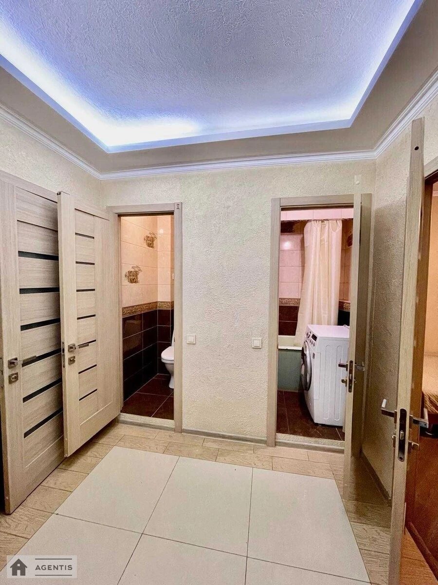 Сдам квартиру 3 комнаты, 70 m², 9 эт./10 этажей. 44, Свободы 44, Киев. 