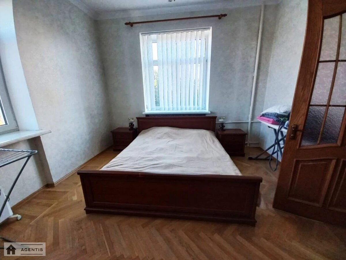 Сдам квартиру 3 комнаты, 90 m², 3 эт./6 этажей. 3, Івана Мазепи вул., Киев. 