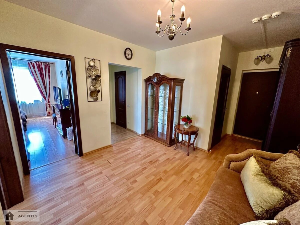 Сдам квартиру 2 комнаты, 65 m², 17 эт./22 этажа. 14, Феодосийский 14, Киев. 