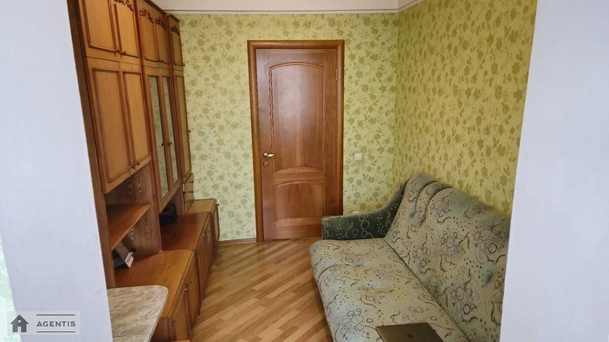 Здам квартиру 3 кімнати, 55 m², 4 пов./9 поверхів. Дніпровська набережна, Київ. 