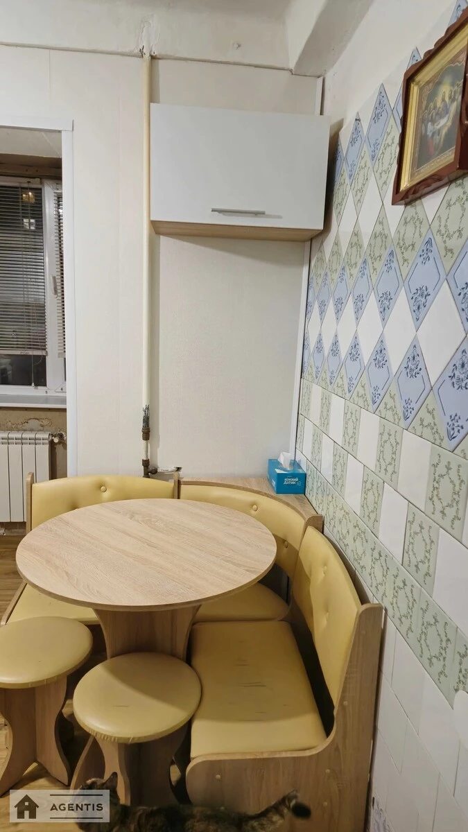 Здам квартиру 3 кімнати, 55 m², 4 пов./9 поверхів. Дніпровська набережна, Київ. 