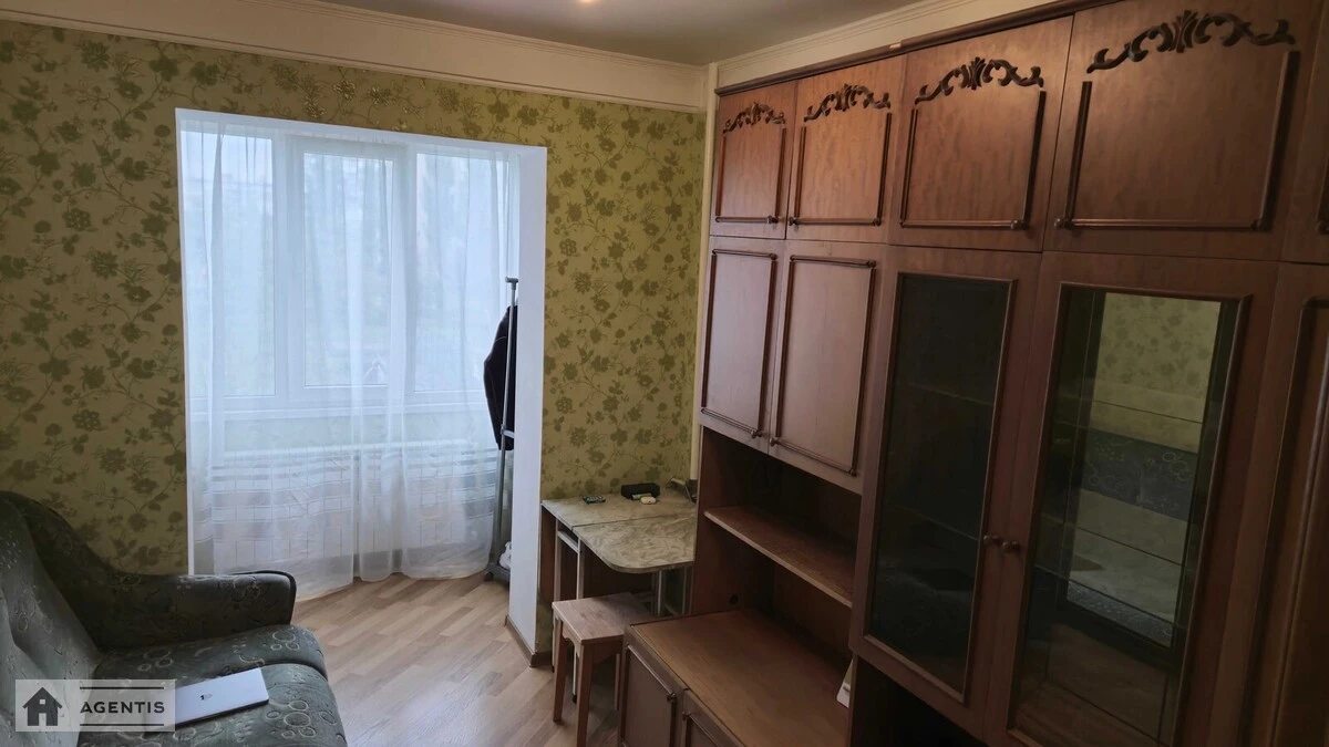 Здам квартиру 3 кімнати, 55 m², 4 пов./9 поверхів. Дніпровська набережна, Київ. 