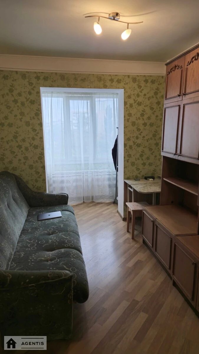 Здам квартиру 3 кімнати, 55 m², 4 пов./9 поверхів. Дніпровська набережна, Київ. 