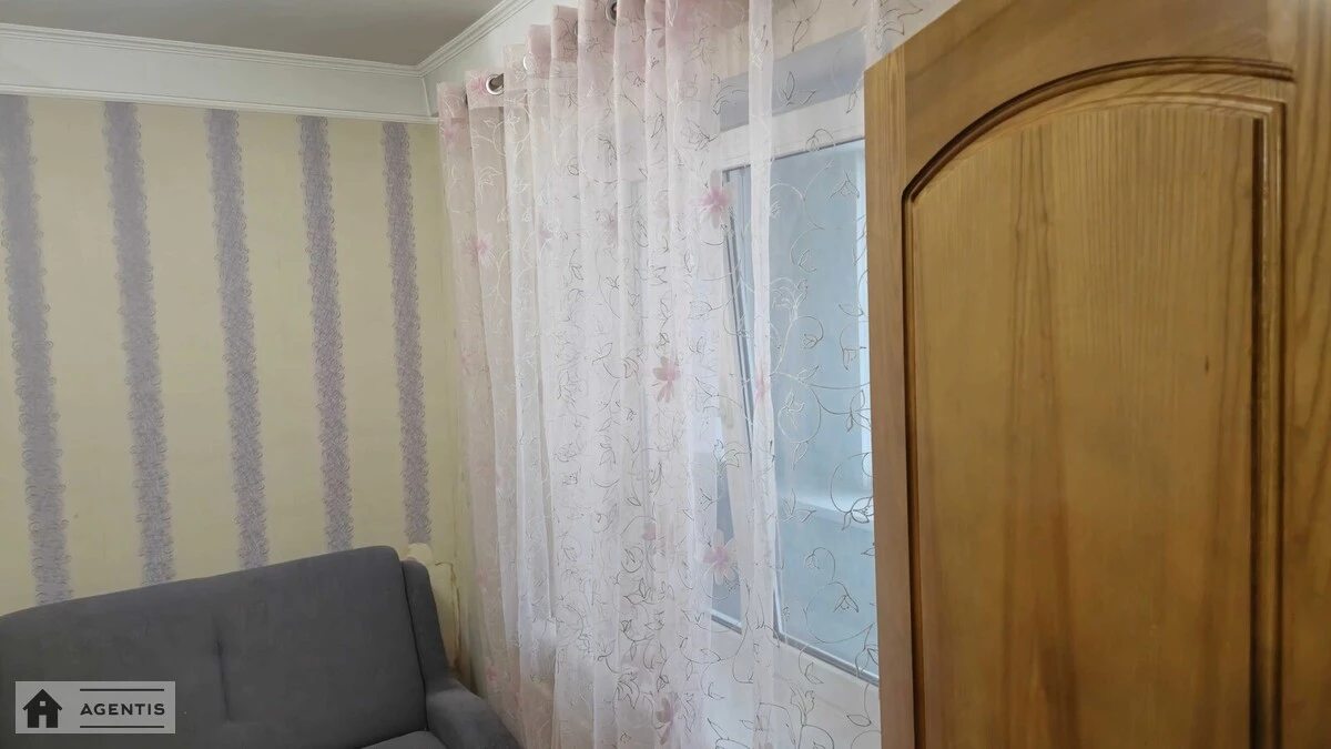 Здам квартиру 3 кімнати, 55 m², 4 пов./9 поверхів. Дніпровська набережна, Київ. 