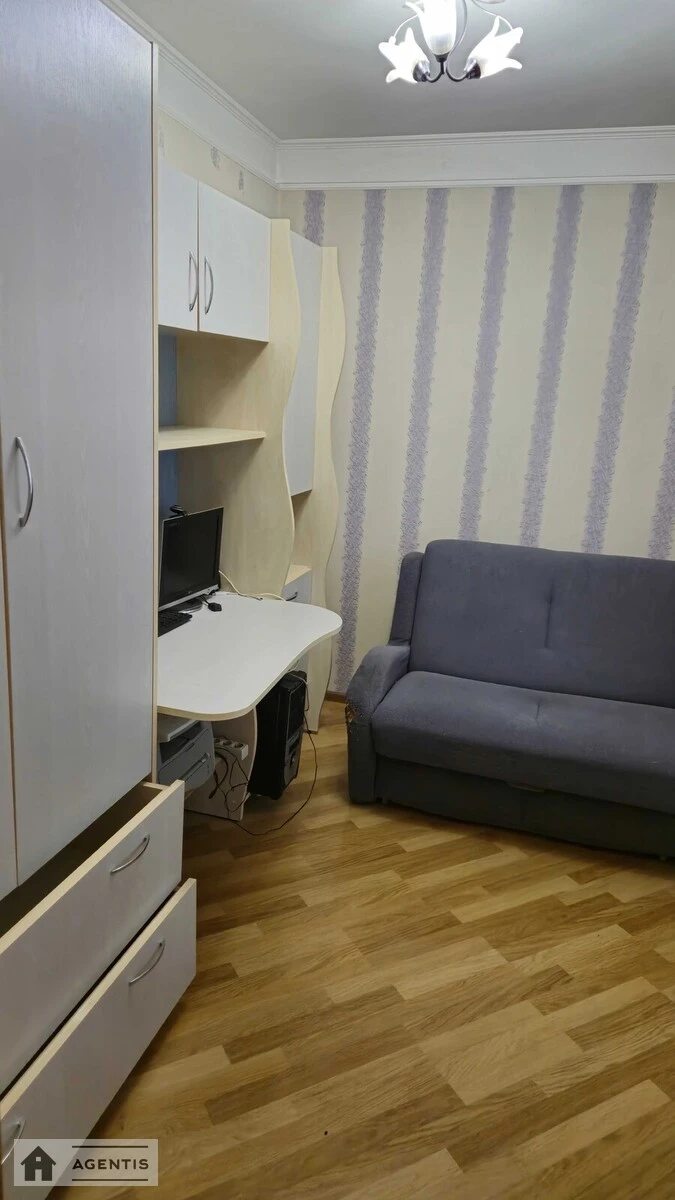 Здам квартиру 3 кімнати, 55 m², 4 пов./9 поверхів. Дніпровська набережна, Київ. 