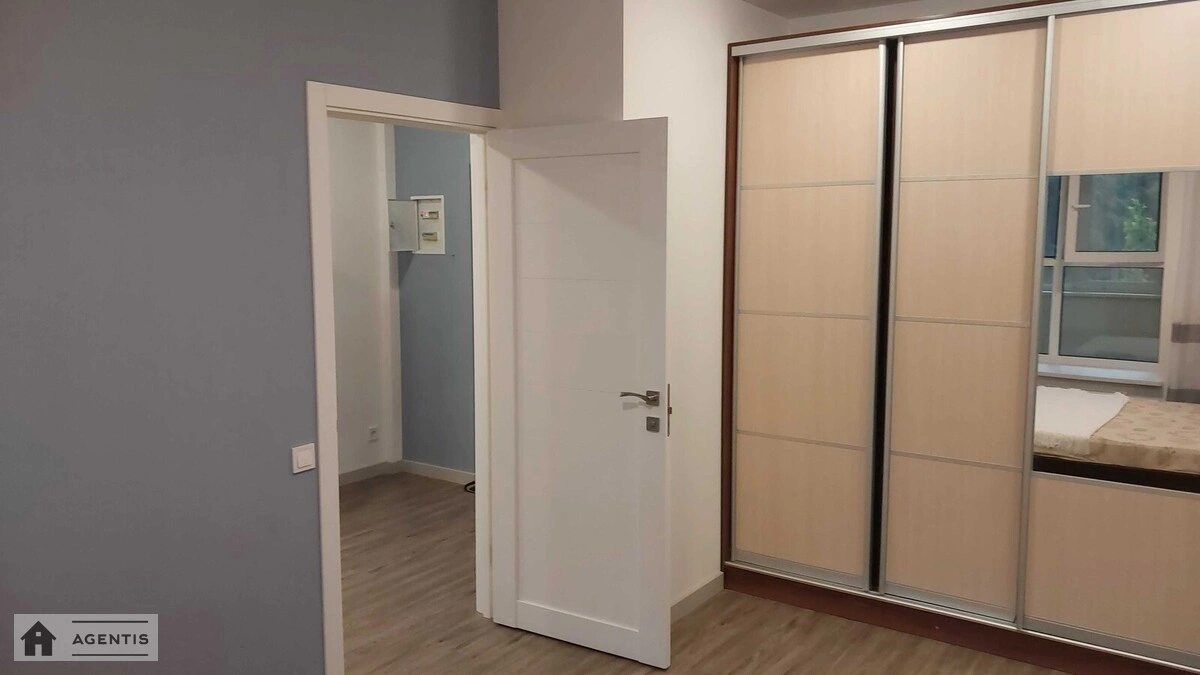 Сдам квартиру 2 комнаты, 43 m², 1 эт./9 этажей. Метрологическая, Киев. 