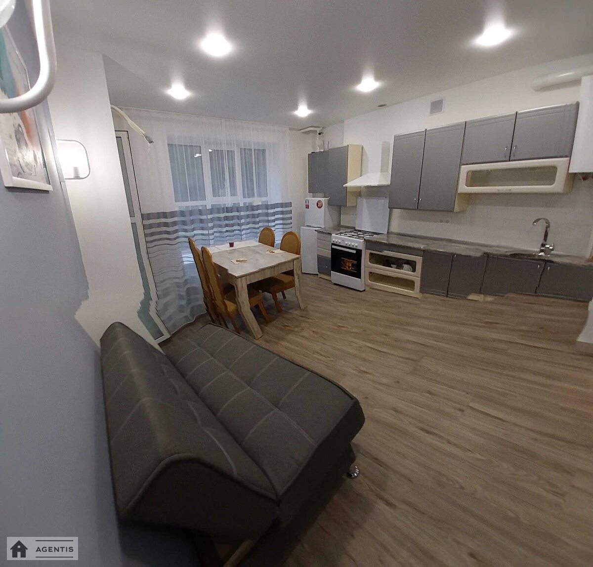 Здам квартиру 2 кімнати, 43 m², 1 пов./9 поверхів. Метрологічна, Київ. 