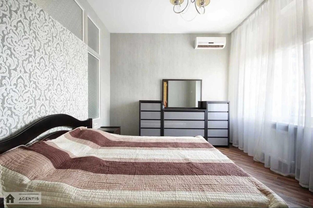 Сдам квартиру 3 комнаты, 80 m², 3 эт./4 этажа. 20, Ярославов Вал 20, Киев. 