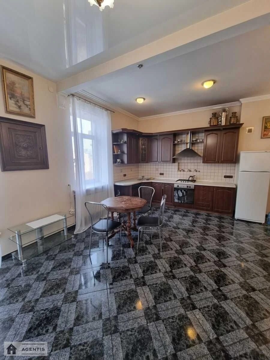 Сдам квартиру 2 комнаты, 65 m², 4 эт./7 этажей. Євгена Чикаленка вул. (Пушкінська), Киев. 