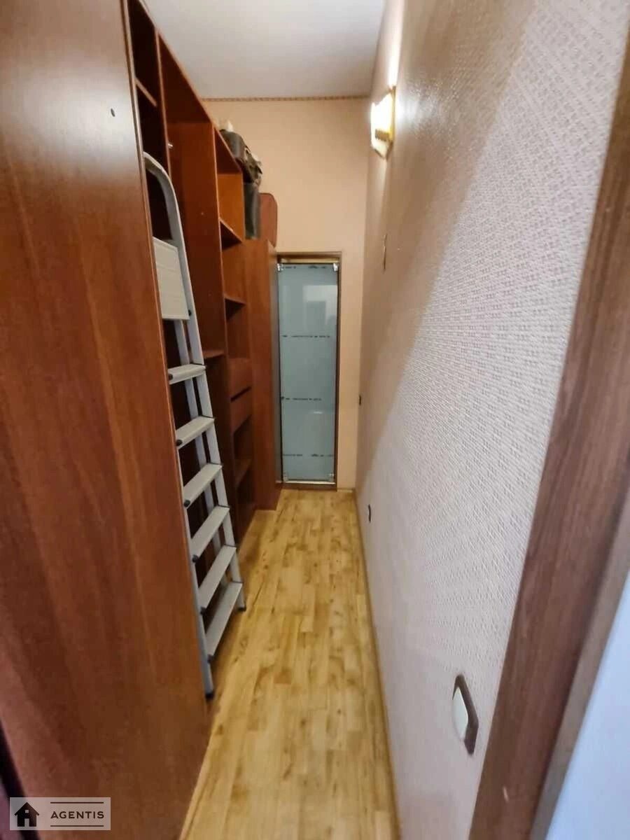 Сдам квартиру 2 комнаты, 65 m², 4 эт./7 этажей. Євгена Чикаленка вул. (Пушкінська), Киев. 