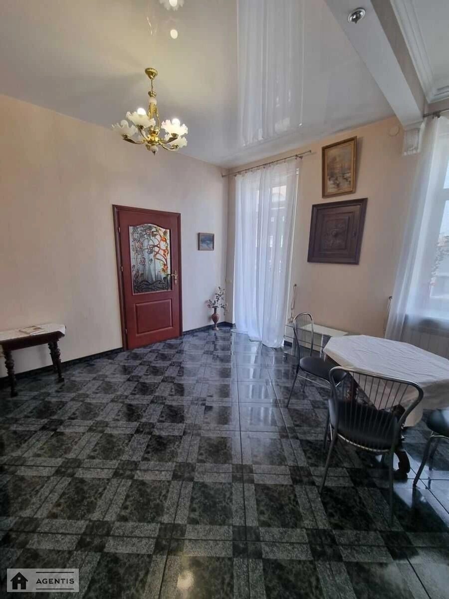 Сдам квартиру 2 комнаты, 65 m², 4 эт./7 этажей. Євгена Чикаленка вул. (Пушкінська), Киев. 