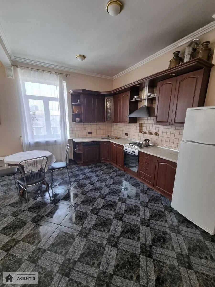 Сдам квартиру 2 комнаты, 65 m², 4 эт./7 этажей. Євгена Чикаленка вул. (Пушкінська), Киев. 