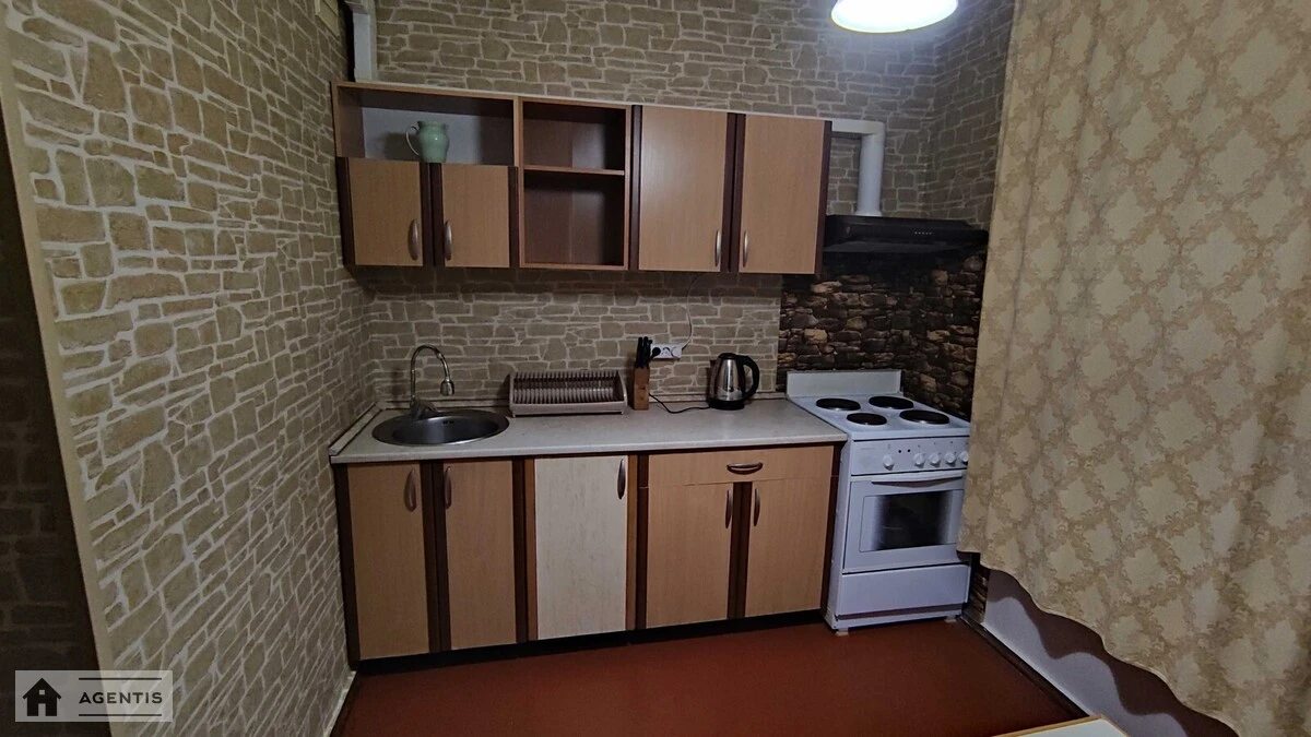 Сдам квартиру 2 комнаты, 56 m², 9 эт./16 этажей. 4, Червоної Калини просп. (Володимира Маяковського), Киев. 