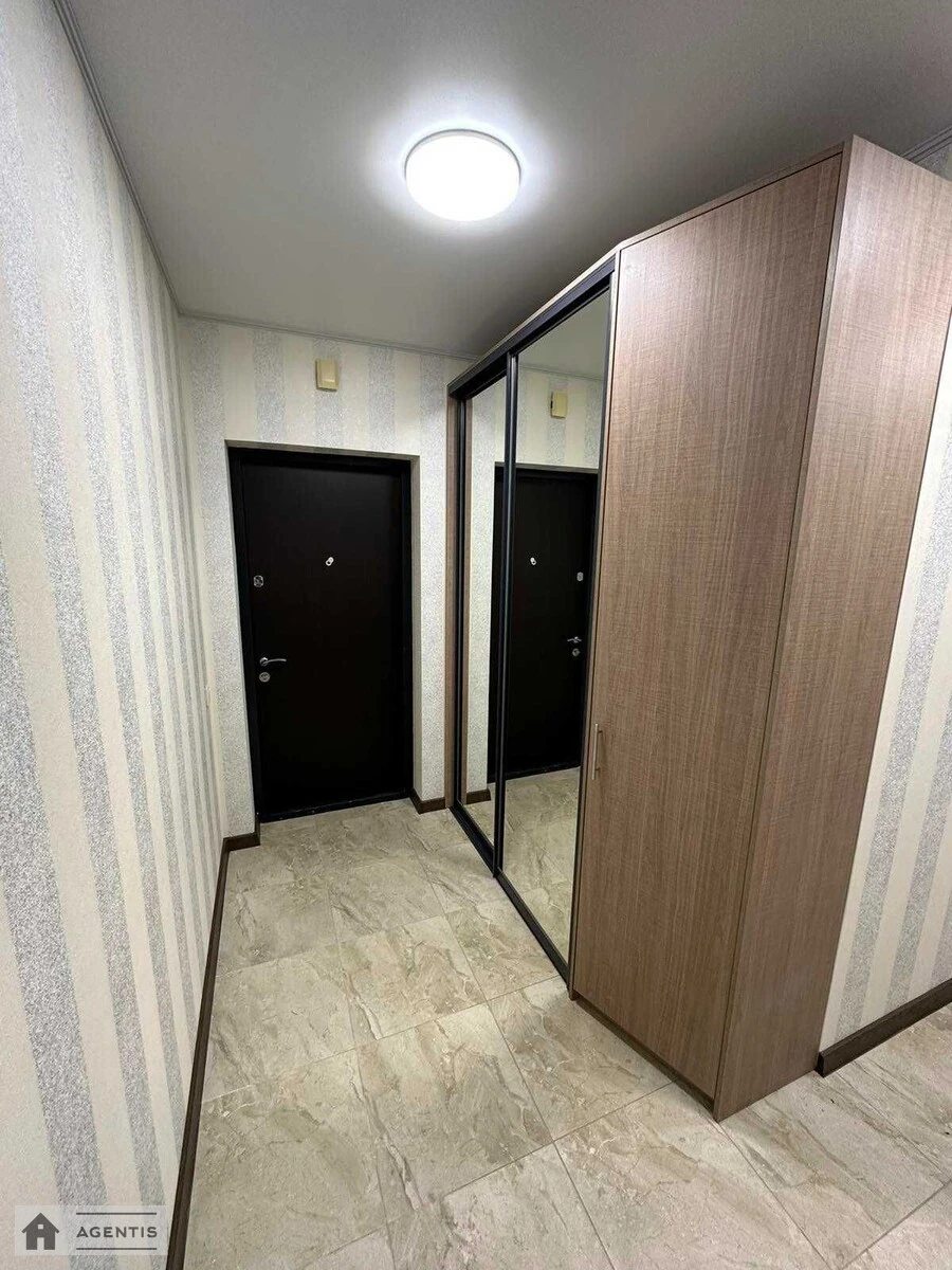 Сдам квартиру 2 комнаты, 67 m², 10 эт./25 этажей. 1, Джона Маккейна вул. (Івана Кудрі), Киев. 