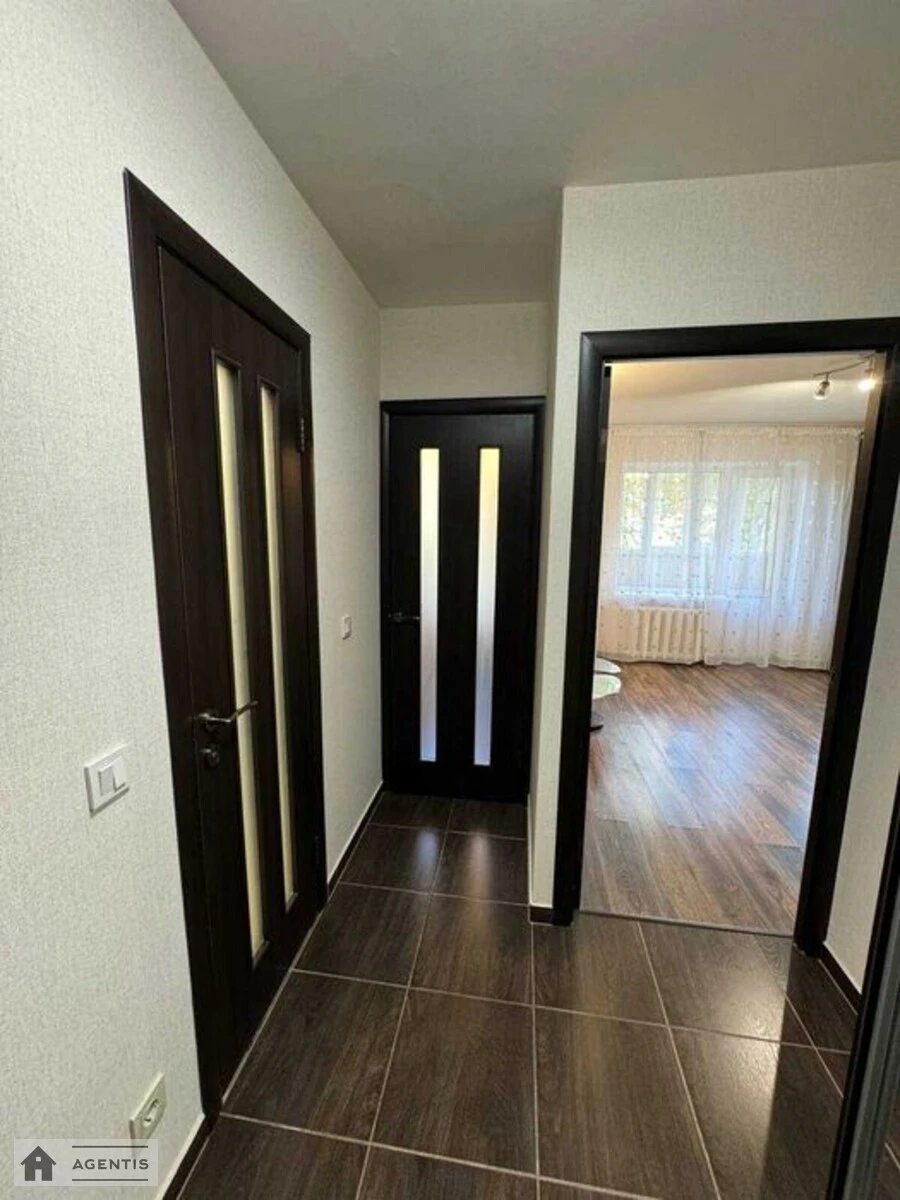 Сдам квартиру 1 комната, 35 m², 3 эт./9 этажей. 11, Воскресенская 11, Киев. 