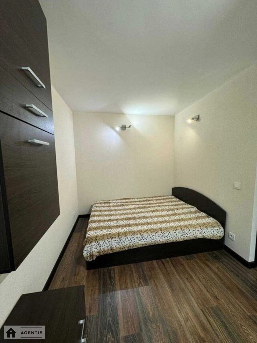 Apartment for rent 1 room, 35 m², 3rd fl./9 floors. 11, Voskresenska 11, Kyiv. 