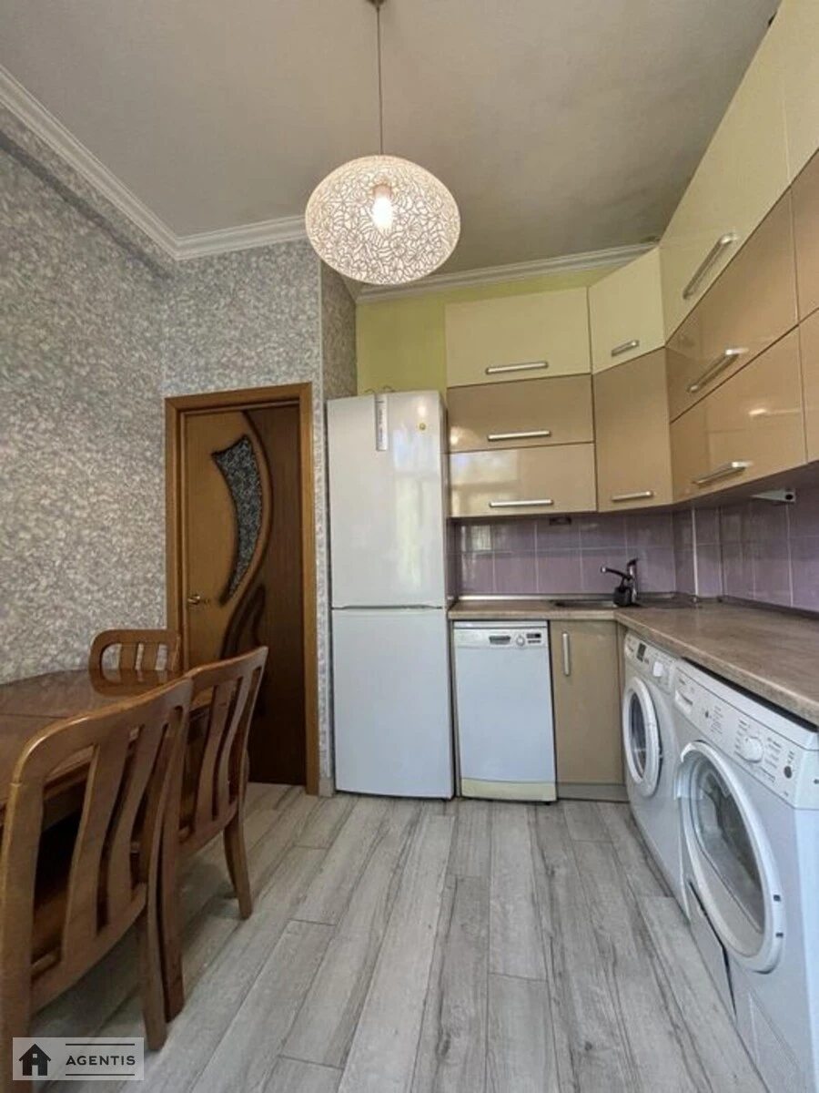 Сдам квартиру 1 комната, 40 m², 3 эт./5 этажей. 15, Васильковская 15, Киев. 