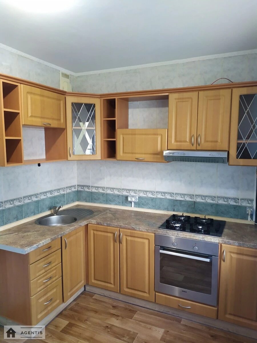 Сдам квартиру 3 комнаты, 74 m², 2 эт./11 этажей. 13, Воскресенський просп. Перова, Киев. 