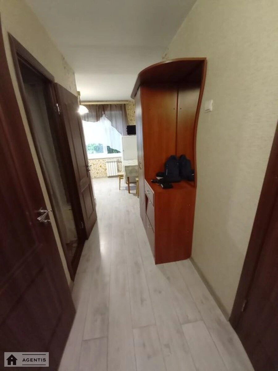 Сдам квартиру 1 комната, 34 m², 1 эт./9 этажей. 3, Героїв полку «Азов» вул. (Маршала Малиновського), Киев. 