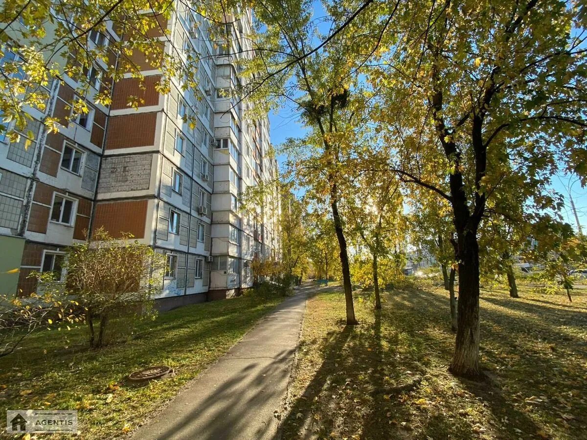 Сдам квартиру 3 комнаты, 80 m², 4 эт./16 этажей. 38, Червоної калини пр., Киев. 