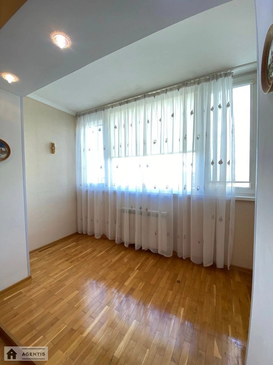 Apartment for rent 3 rooms, 80 m², 4th fl./16 floors. 38, Chervonoyi kalyny pr., Kyiv. 