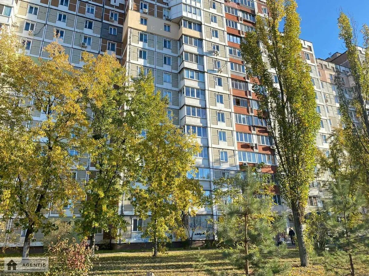 Сдам квартиру 3 комнаты, 80 m², 4 эт./16 этажей. 38, Червоної калини пр., Киев. 