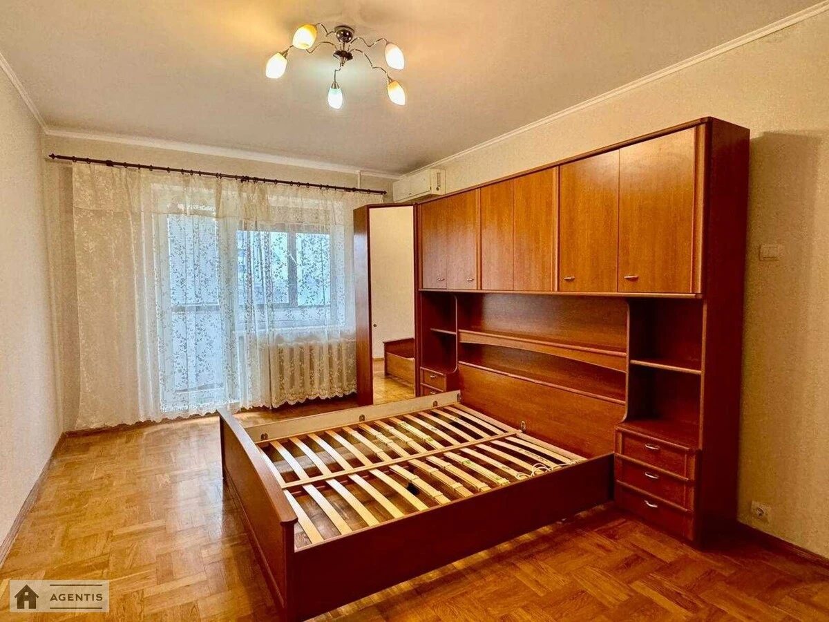 Сдам квартиру 2 комнаты, 52 m², 3 эт./15 этажей. 15, Лариси Руденко вул., Киев. 