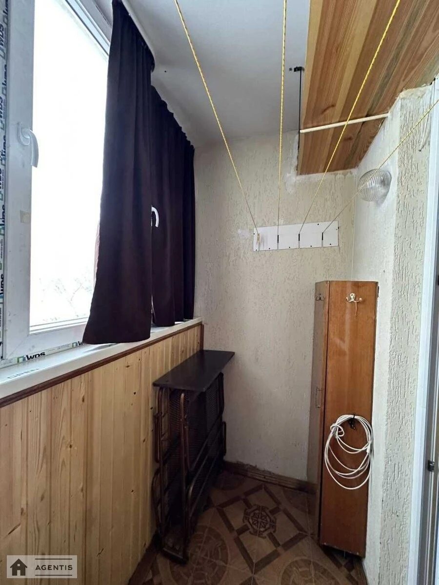 Сдам квартиру 1 комната, 63 m², 4 эт./25 этажей. 10, Воскресенський просп. Перова, Киев. 