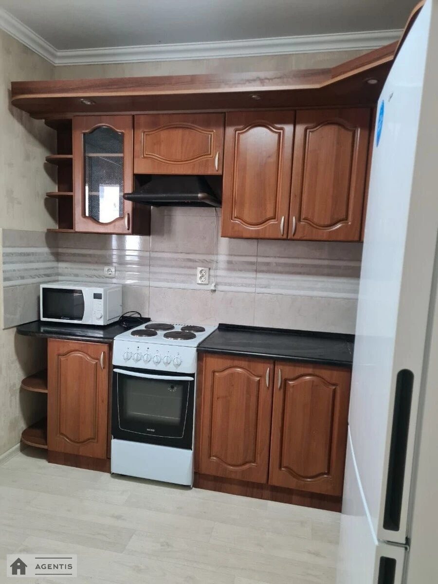 Сдам квартиру 2 комнаты, 60 m², 6 эт./12 этажей. 5, Вишняковская 5, Киев. 